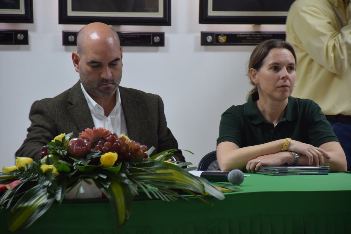 Pedro Pablo Jurado, director de Cormagdalena y Caroline Merle,  directora de la Agencia Nacional Forestal Francesa para América Latina, ONF Andina.